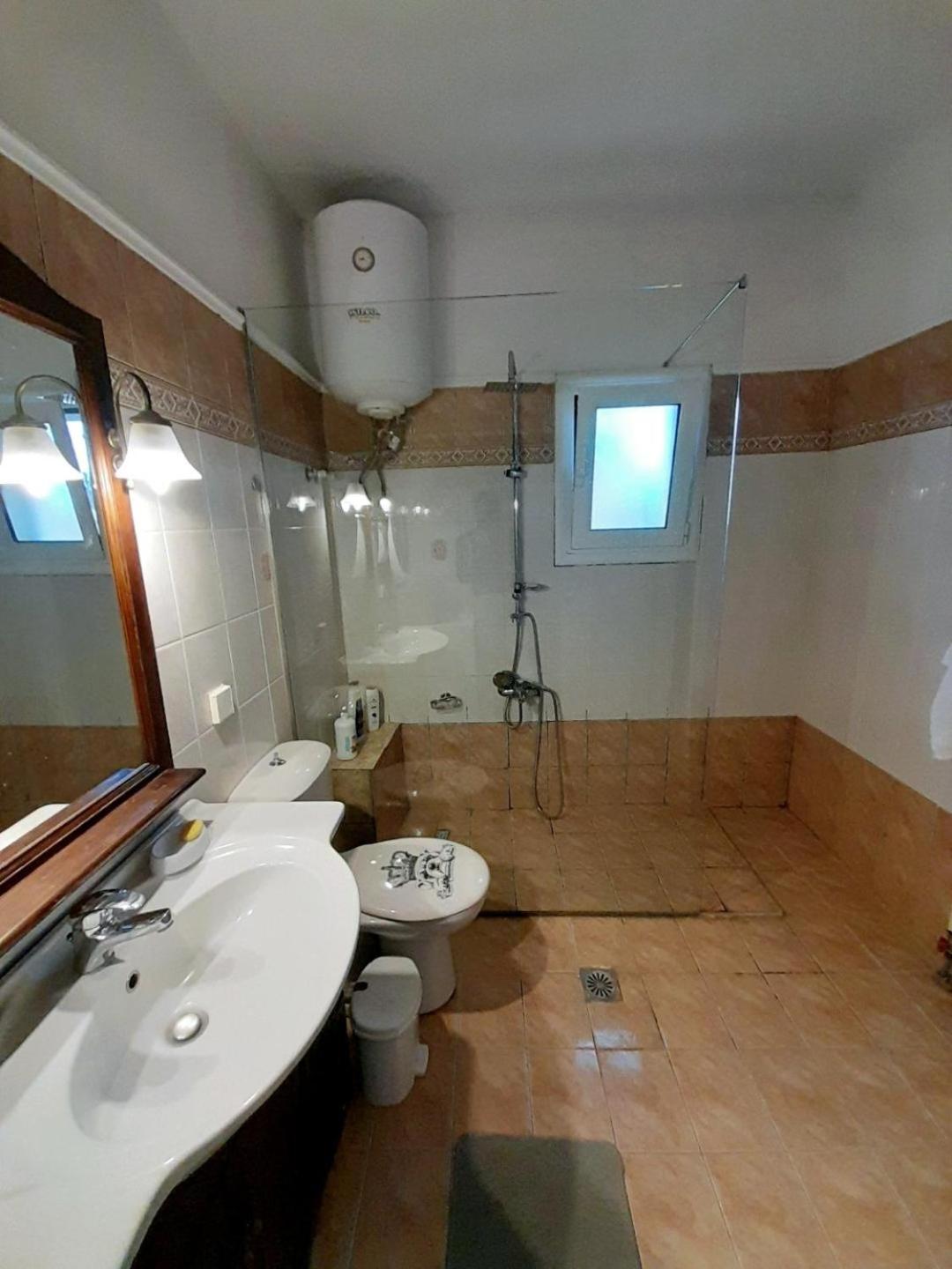 Διωροφη Μεζονετα-2Km Απο Το Κεντρο-Iliana House Lägenhet Alepou Exteriör bild