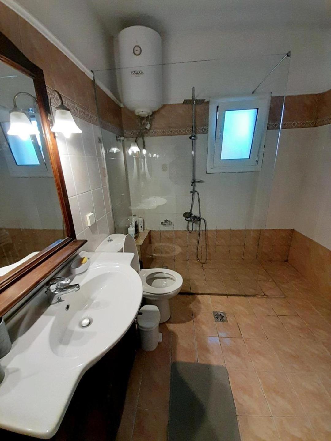 Διωροφη Μεζονετα-2Km Απο Το Κεντρο-Iliana House Lägenhet Alepou Exteriör bild